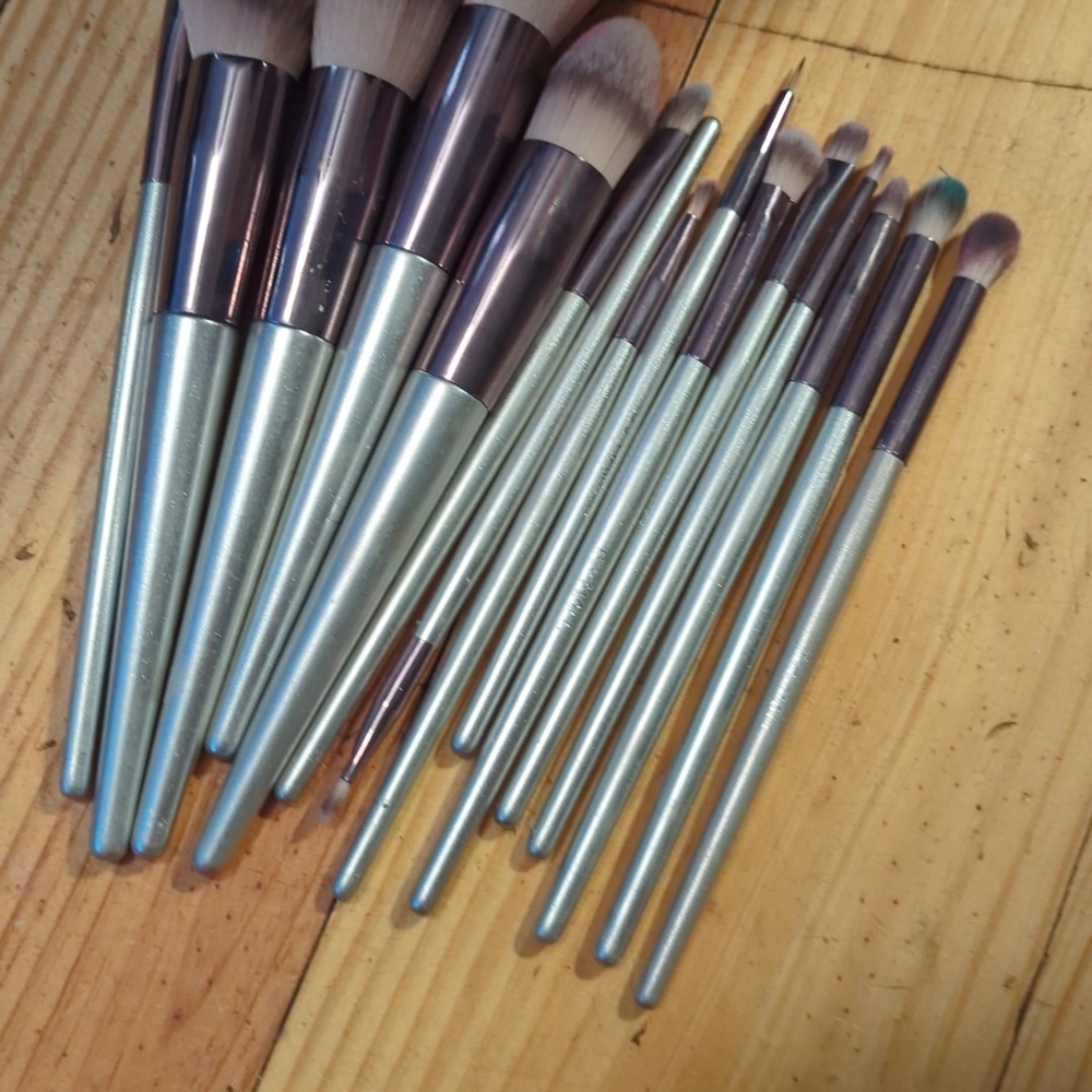 Set of Makeup Brushes with Metallic Handles
